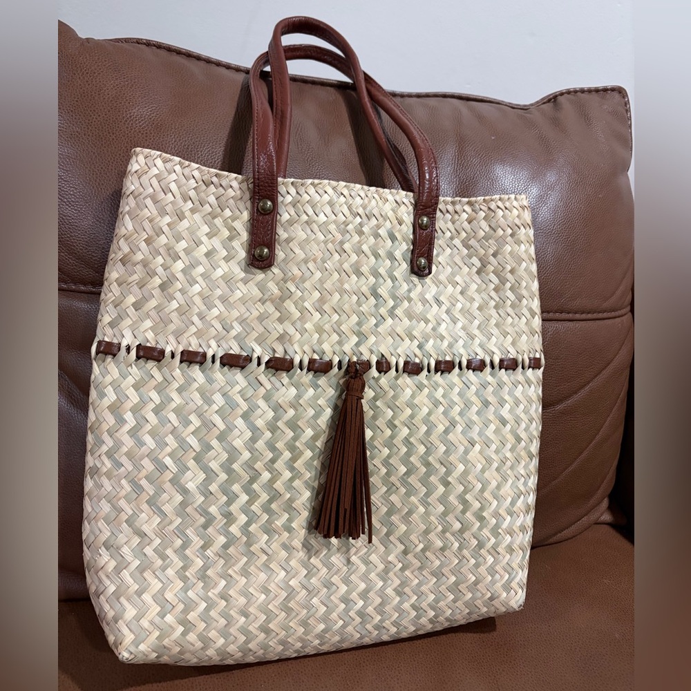 Handwoven Straw Tote Bag - Picture 4 of 4
